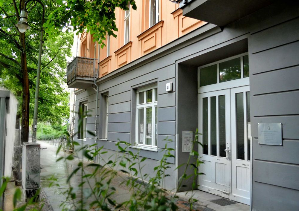 Вход в практику Натальи Шпурман, Schliemannstraße 41 в Берлине, район Пренцлауэр-Берг